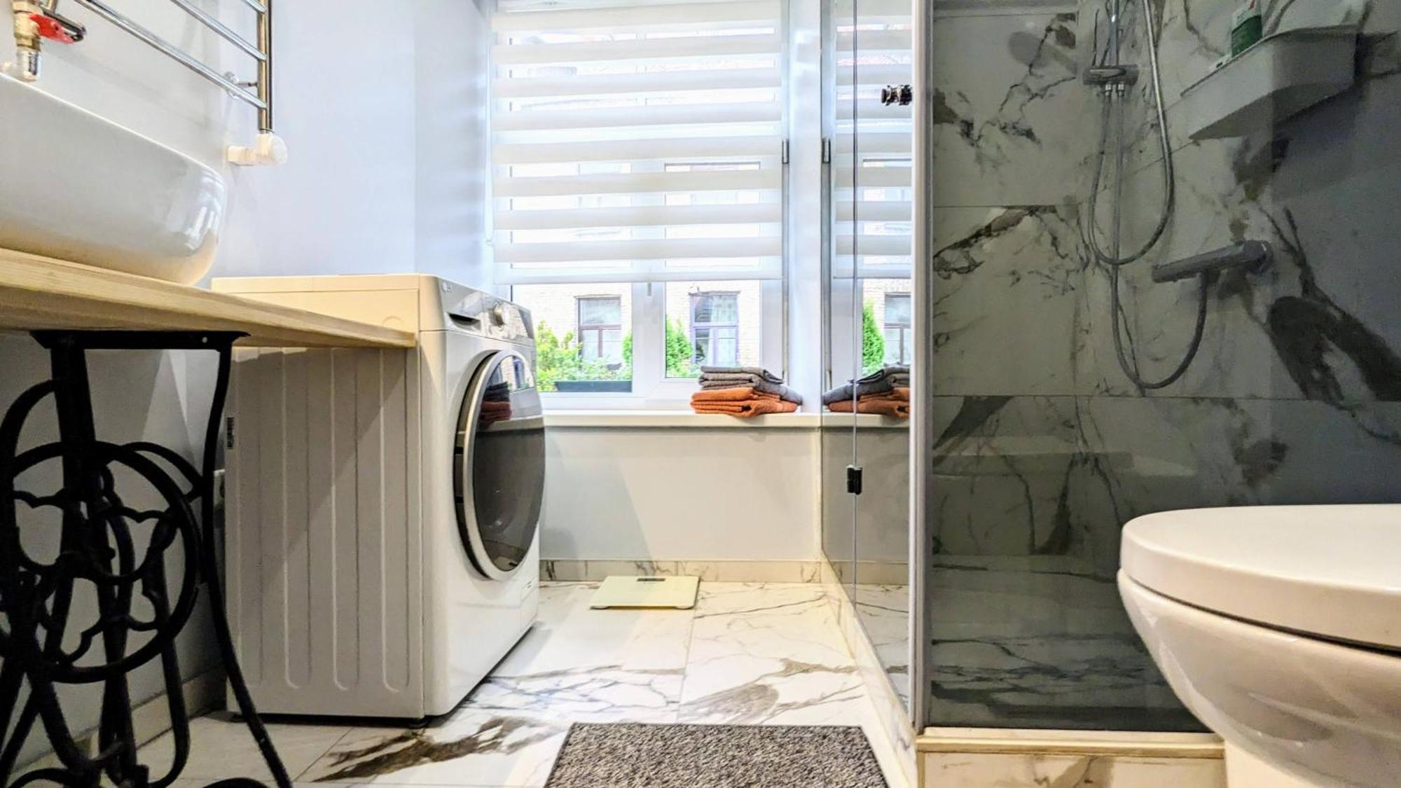Cozy By Town Hall With Free Parking Apartment *