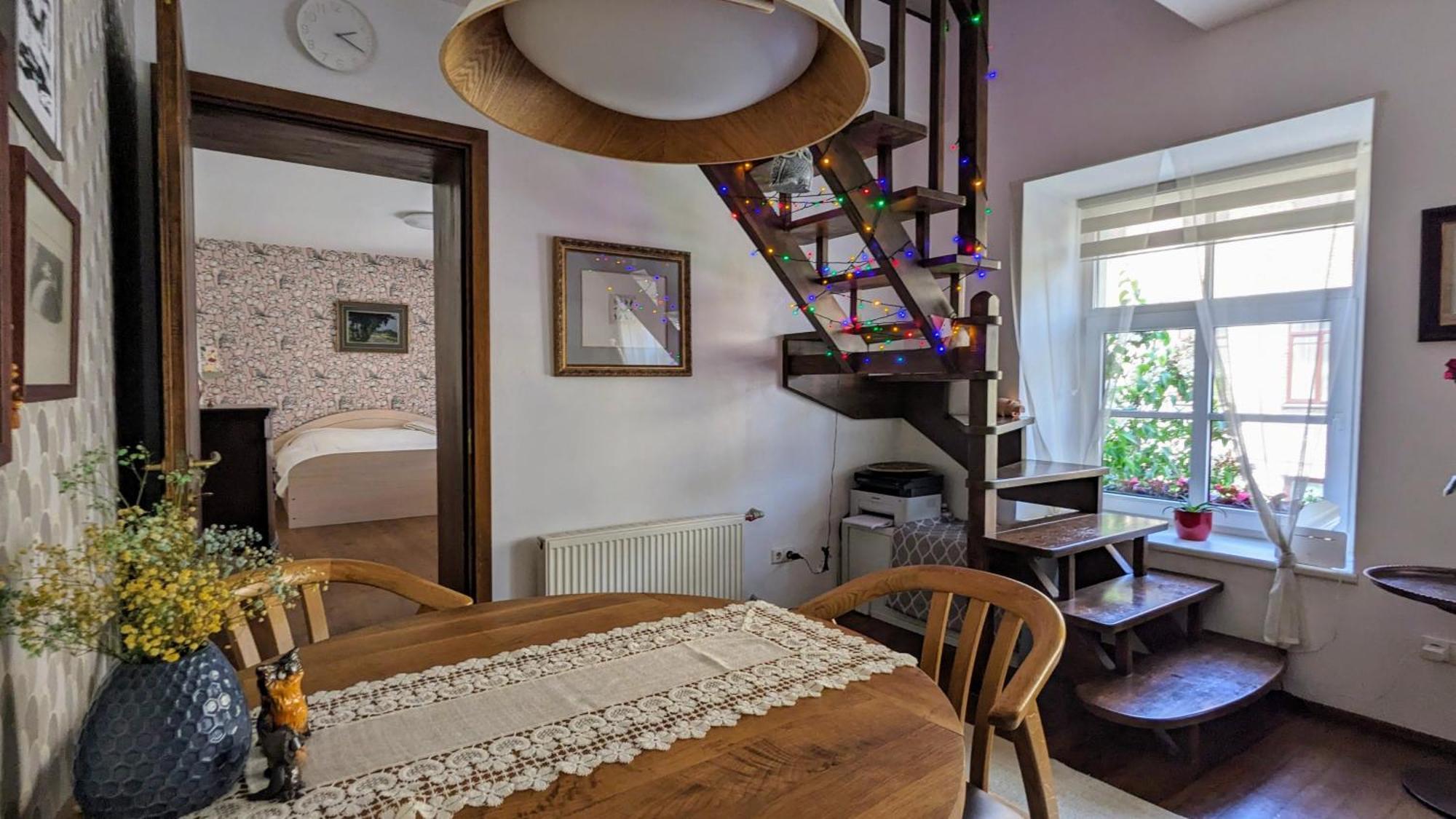 Cozy By Town Hall With Free Parking Apartment